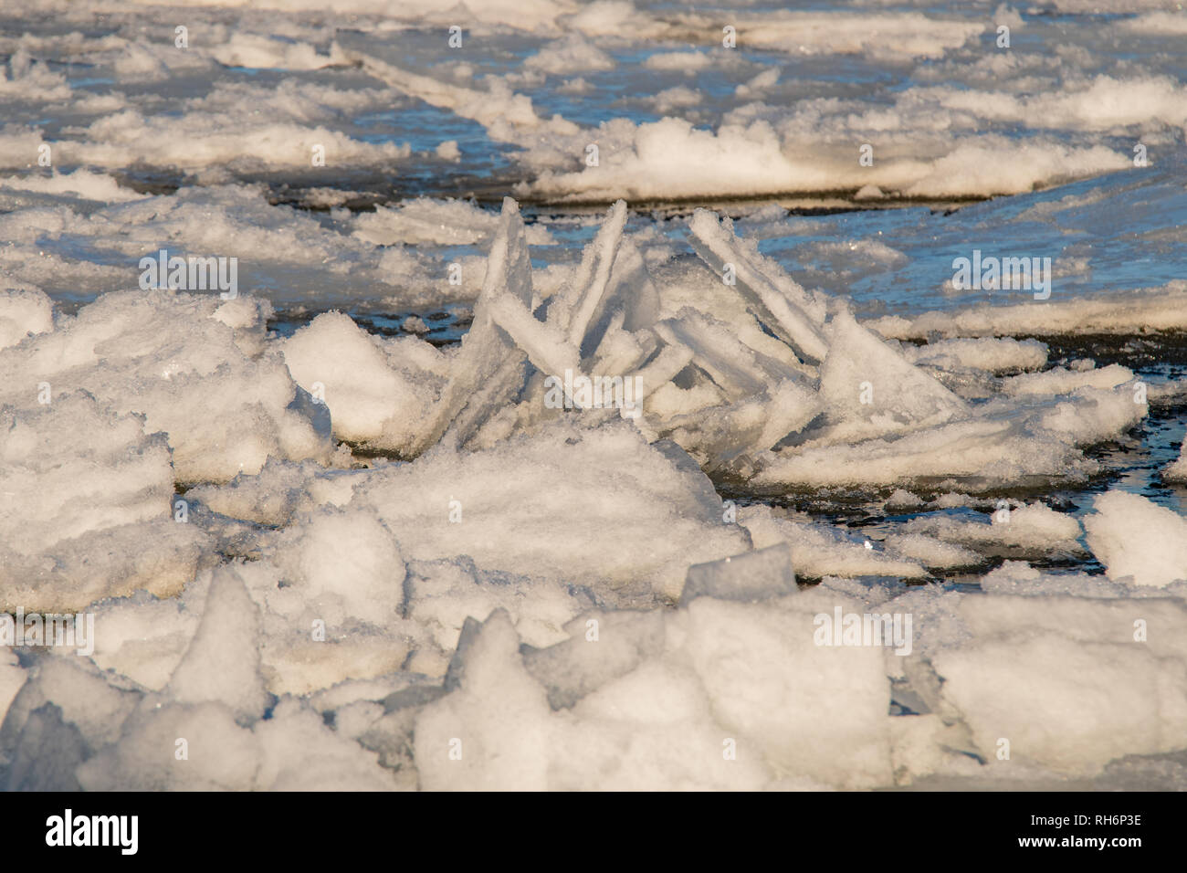 Aberdeen, Scozia, Regno Unito. 01 feb 2019. La neve copre il paese come il Regno Unito si prepara per una delle più fredde notti sul record, Sabato notte. Frozen River Dee, Aberdeen Scotland, UK Credit: Ian Talboys/Alamy Live News Foto Stock