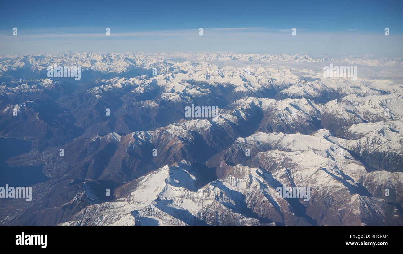 Antenna paesaggio delle Alpi in Europa durante la stagione invernale con neve fresca. La vista dalla finestra dell'aeroplano Foto Stock