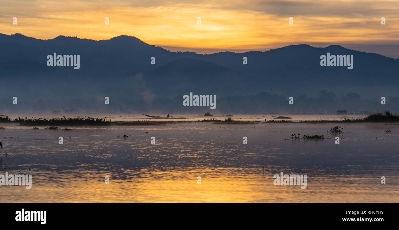 Alba di mattina presto sul lago Inle, Myanmar, Birmania Foto Stock