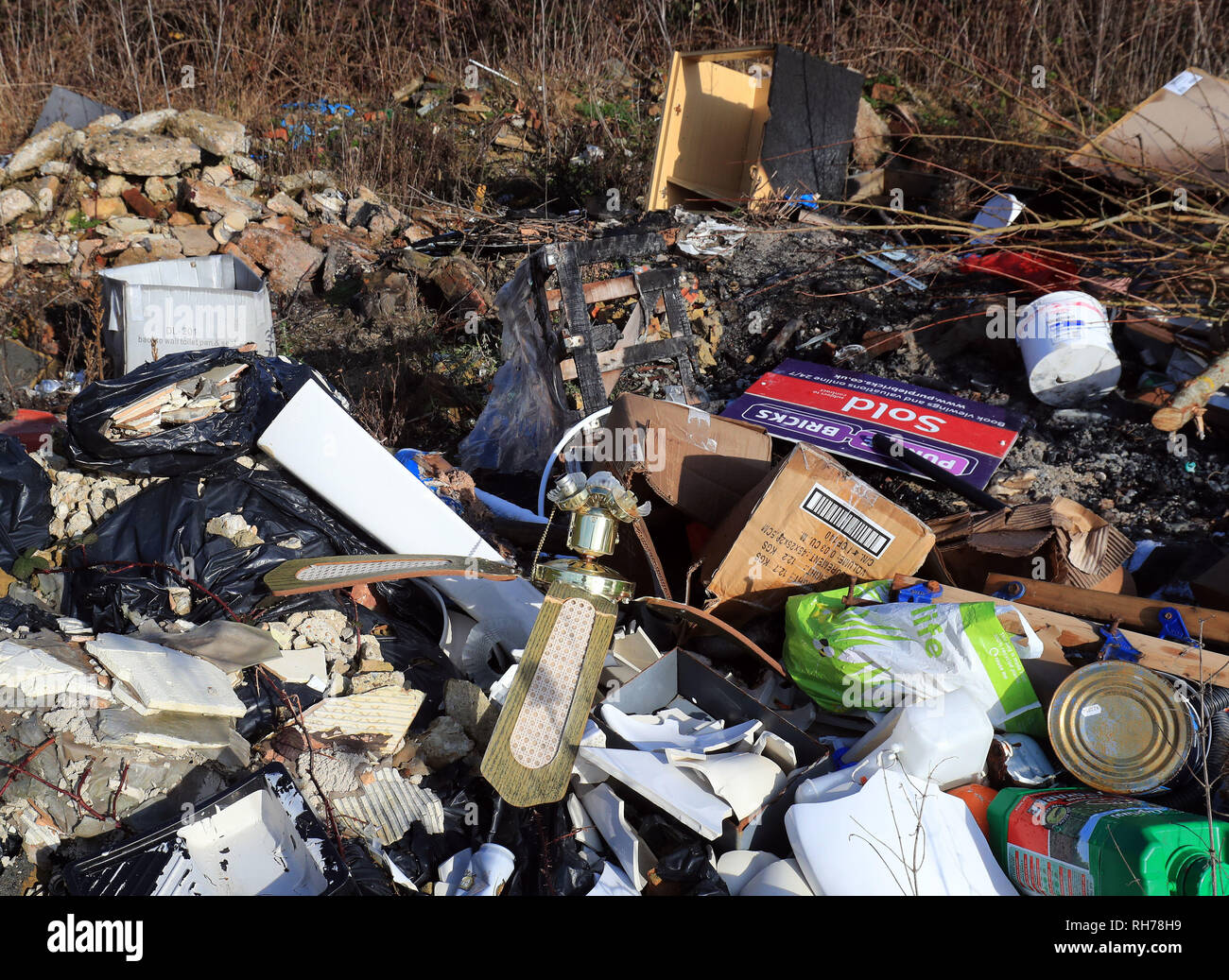 Una vista di rifiuti lasciati da fly-ribaltabili vicino a Ashford in Kent. Comunità affrontano i tagli per i servizi di autobus e cassonetti per rifiuti, con parchi sinistra unkempt e fly-ribaltamento restino impuniti come consigli di una battaglia multibillion-pound buco nero, municipi hanno messo in guardia. Foto Stock