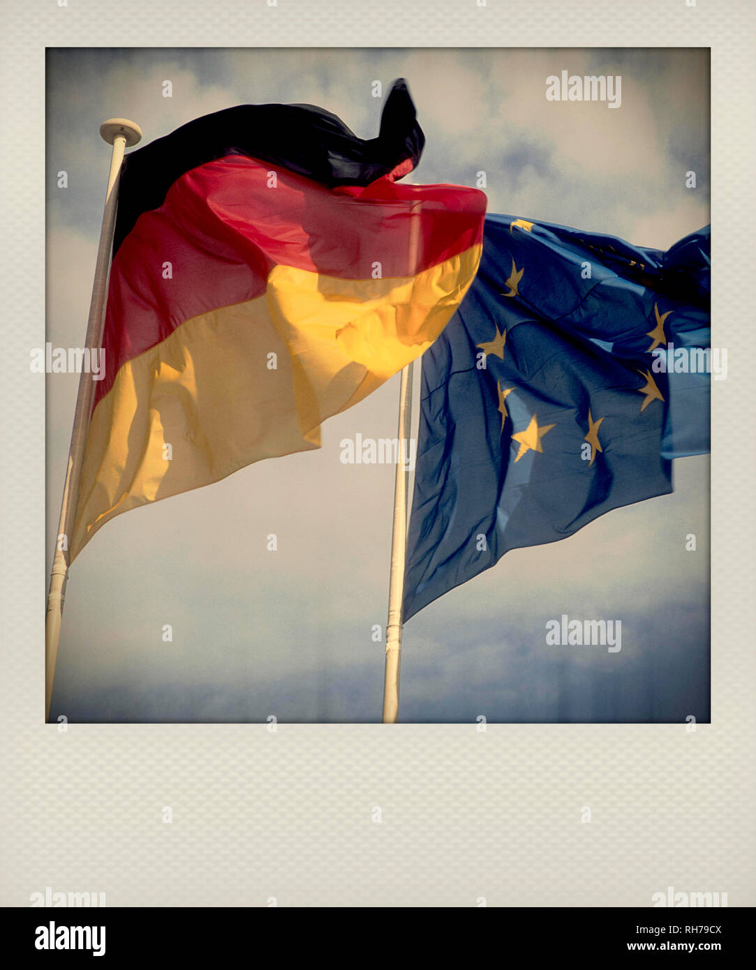 Bandiera della Germania e la bandiera europea battenti Foto Stock