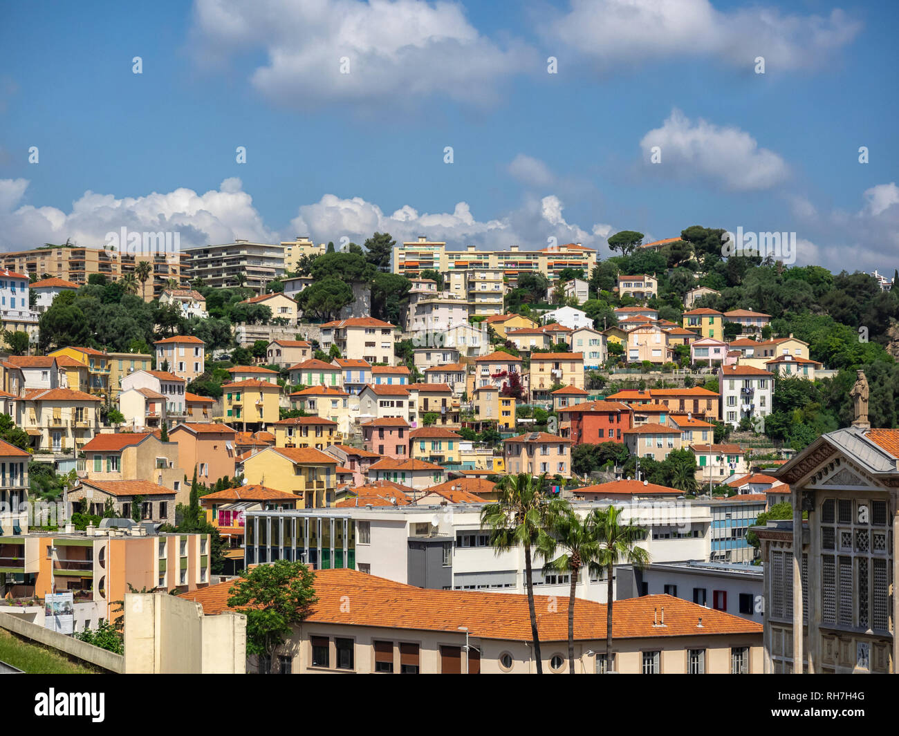 NIZZA, FRANCIA - 29 MAGGIO 2018: Vista panoramica sulla città con i suoi tetti di tegole arancioni Foto Stock