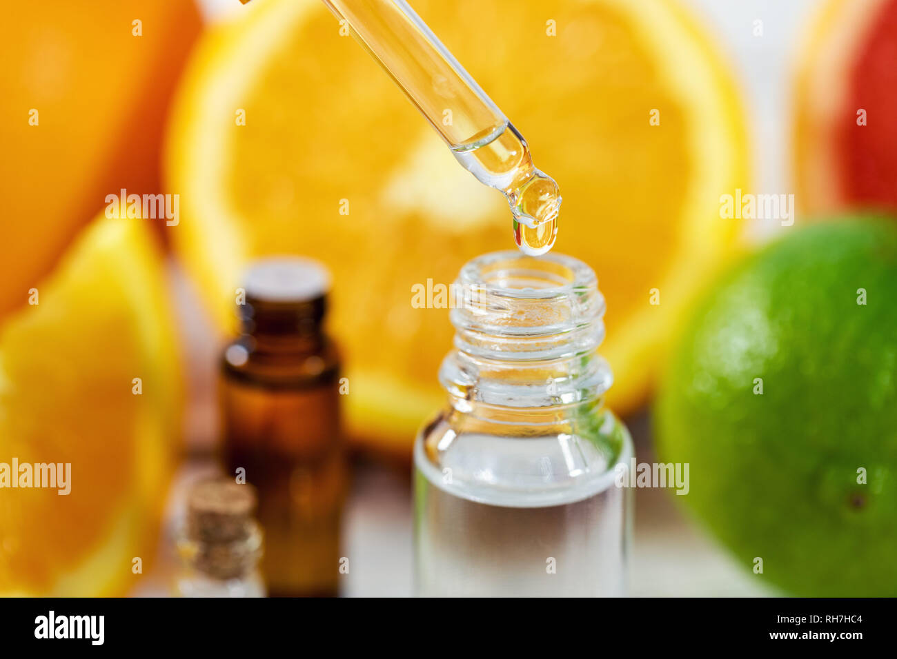 Olio essenziale di agrumi gocciolare da un contagocce Foto Stock