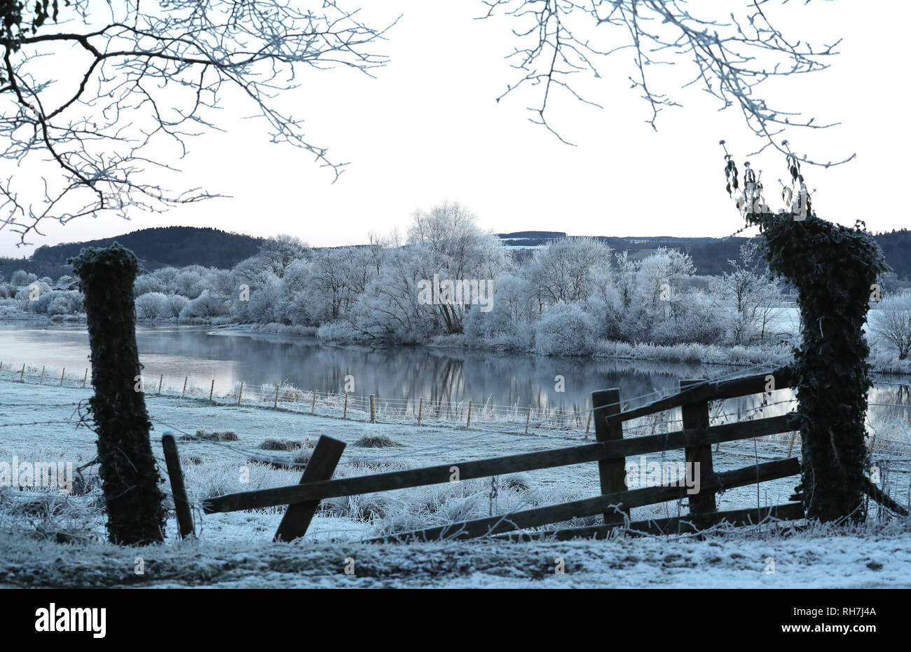 Il fiume Forth a Stirling dopo una notte di neve. Foto Stock