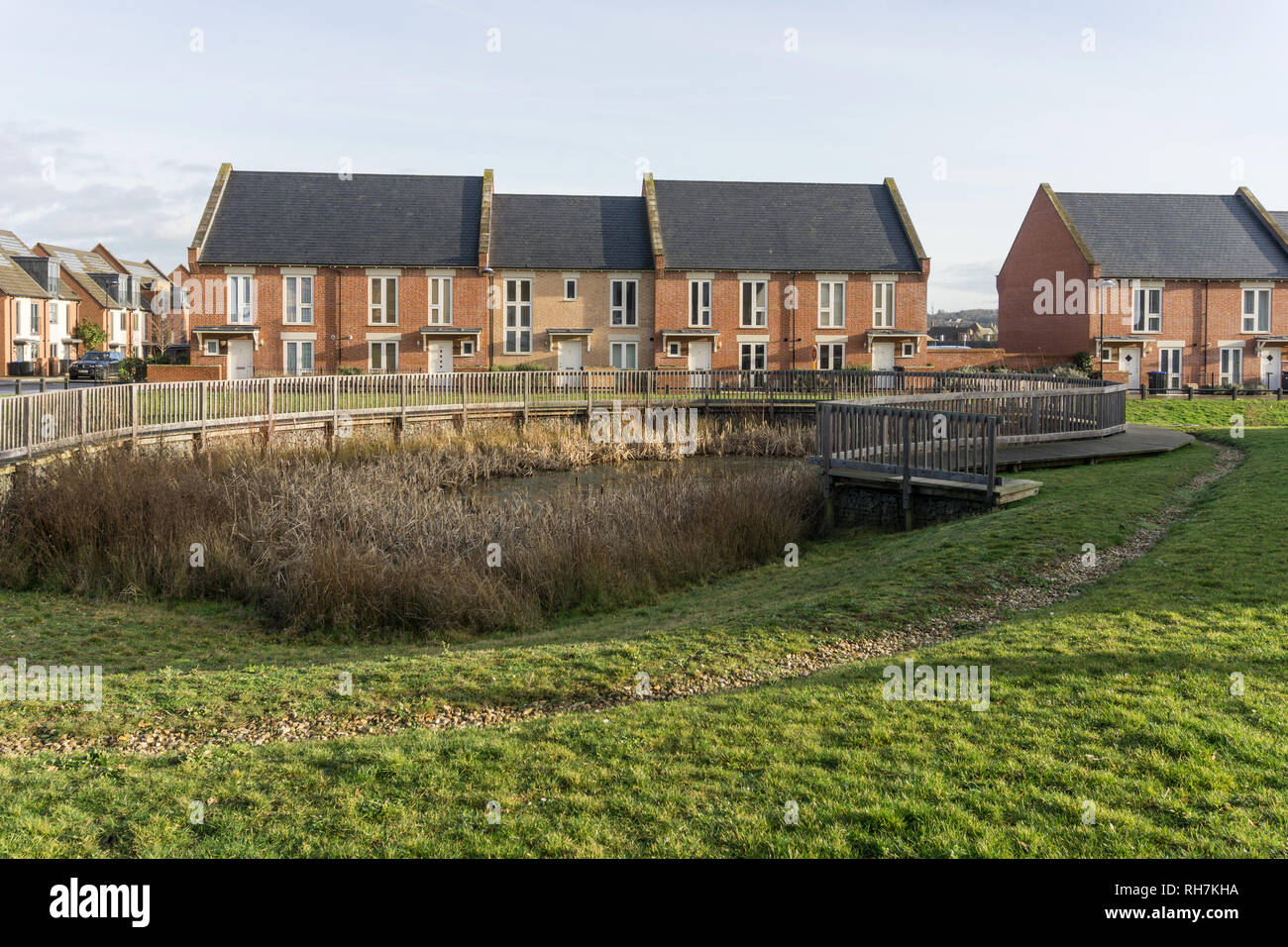 Nuovo alloggiamento in Upton, nella periferia di Northampton, Regno Unito; un eco-progettazione sviluppo disposti attorno a spazi verdi. Foto Stock