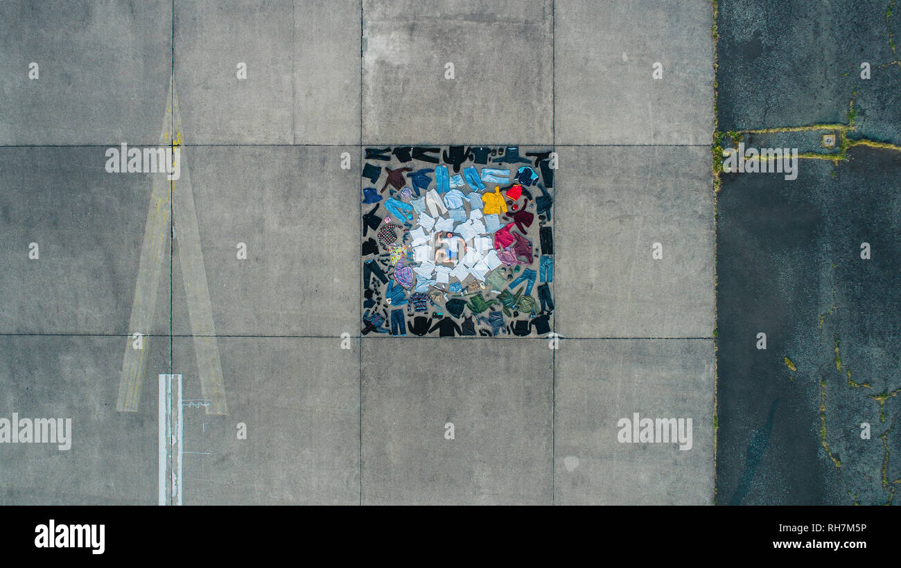 Knolling uomo circondato da abbigliamento guardaroba Foto Stock