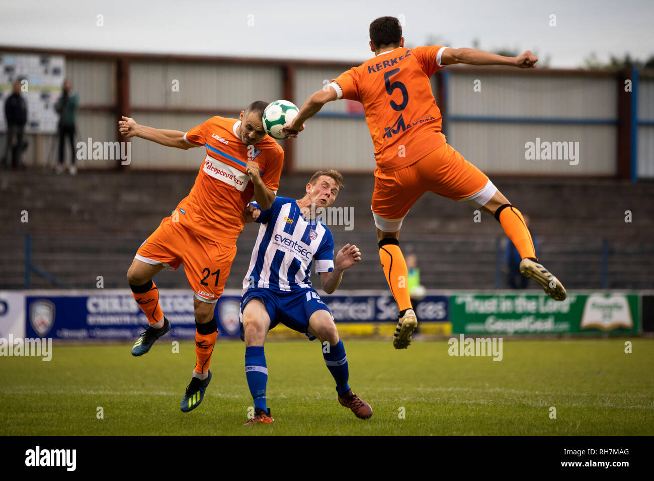 Prima di metà azione che mostra la squadra di casa premendo per un obiettivo di stabilizzazione come Coleraine (in blu) ha suonato Spartak Subotica di Serbia in una Europa League prima Qualifica Round seconda gamba alla Showgrounds, Coleraine. Host dall Irlanda del Nord aveva attirato la via gamba 1-1 la settimana precedente, tuttavia, il visitatore ha vinto la gara di ritorno 2-0 al progresso di affrontare lo Sparta Praga nel prossimo round, guardato da un sell-out folla di 1700. Foto Stock