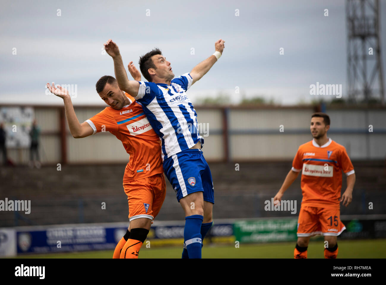 Prima di metà azione dimostra la squadra di casa premendo per un obiettivo come Coleraine (in blu) ha suonato Spartak Subotica di Serbia in una Europa League prima Qualifica Round seconda gamba alla Showgrounds, Coleraine. Host dall Irlanda del Nord aveva attirato la via gamba 1-1 la settimana precedente, tuttavia, il visitatore ha vinto la gara di ritorno 2-0 al progresso di affrontare lo Sparta Praga nel prossimo round, guardato da un sell-out folla di 1700. Foto Stock