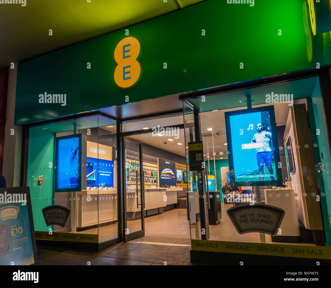 EE,telefono mobile,store,Notte,Apple,Samsung,Sony,banda larga,vendite,contratto Foto Stock