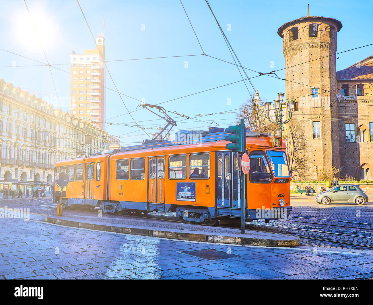 Torino, Italia - 31 dicembre 2018. Una fermata del tram che attraversa la Piazza Castello, con una delle torri del castello degli Acaja Castello nel backgro Foto Stock
