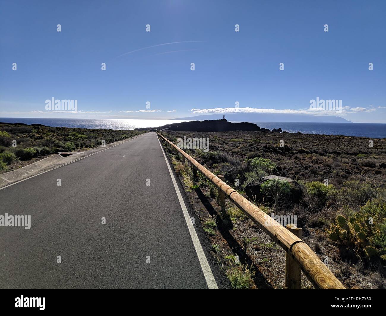 Strada di Teno faro in Tenerife con retro illuminazione Foto Stock