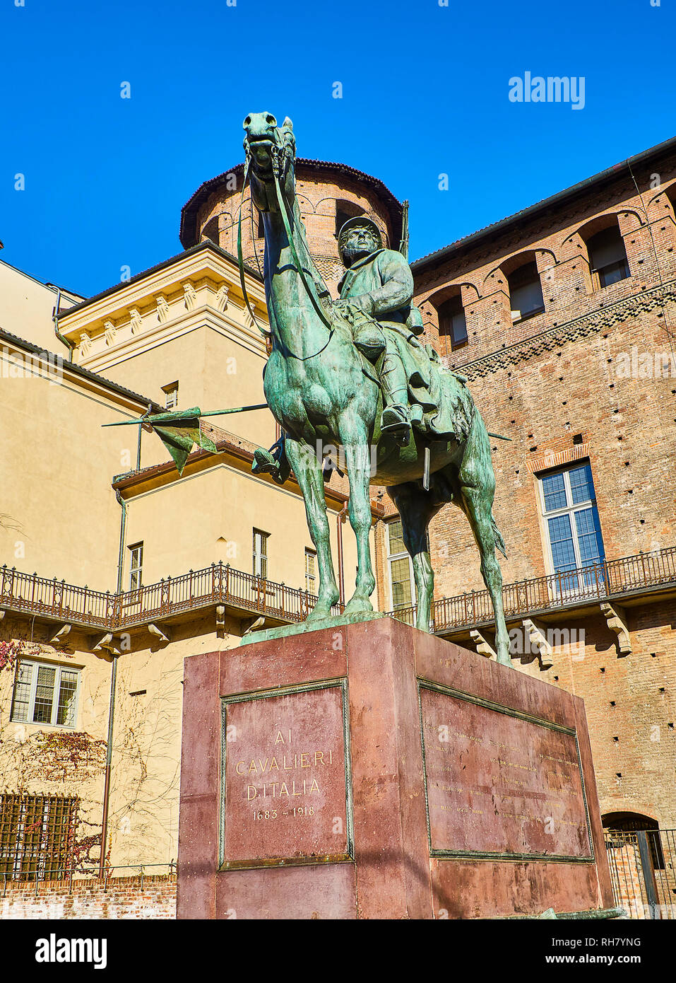 Monumento ai Cavalieri d'Italia con il castello degli Acaja castello in background. Piazza Castello. Torino Piemonte, Italia. Foto Stock