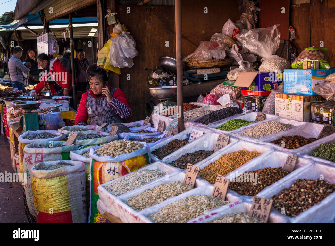 Alimenti secchi stallo a Zhongyi mercato, la Città Vecchia di Lijiang, nella provincia dello Yunnan in Cina Foto Stock