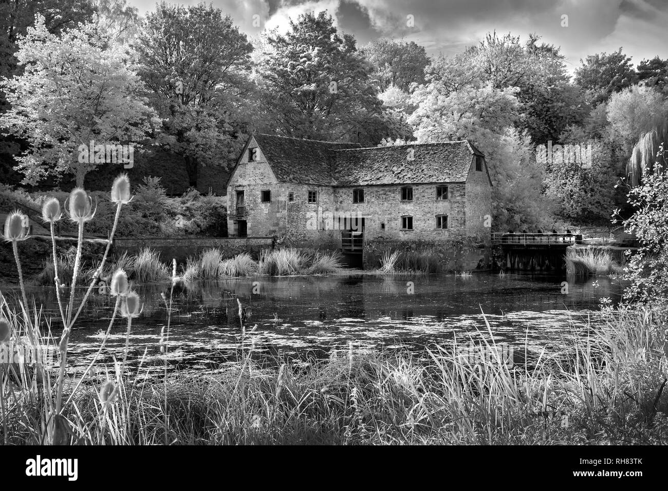 Infrarossi immagine monocromatica di Sturminster Newton Mill nel Dorset Foto Stock