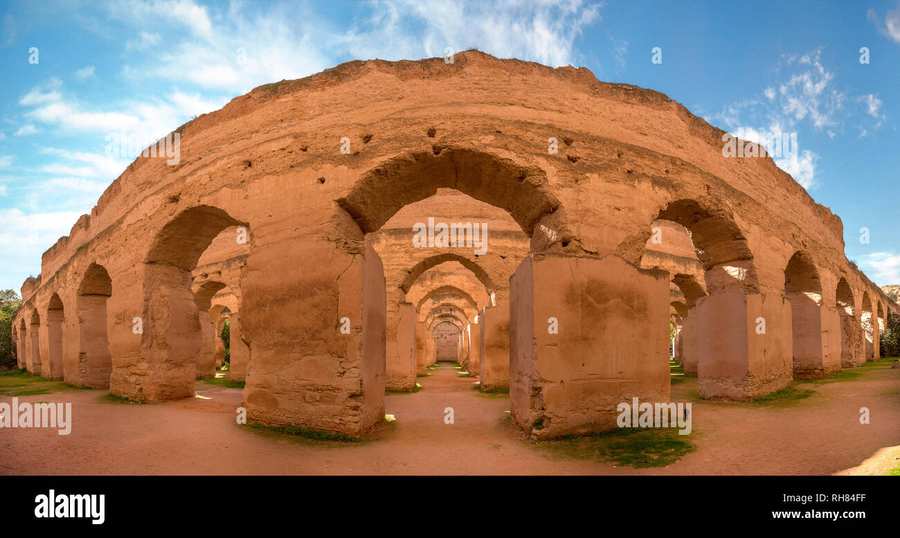 Panorama di antichi archi in rovina del massiccio di scuderie reali e i granai di Moulay Ismail nella città imperiale di Meknes, Marocco Foto Stock