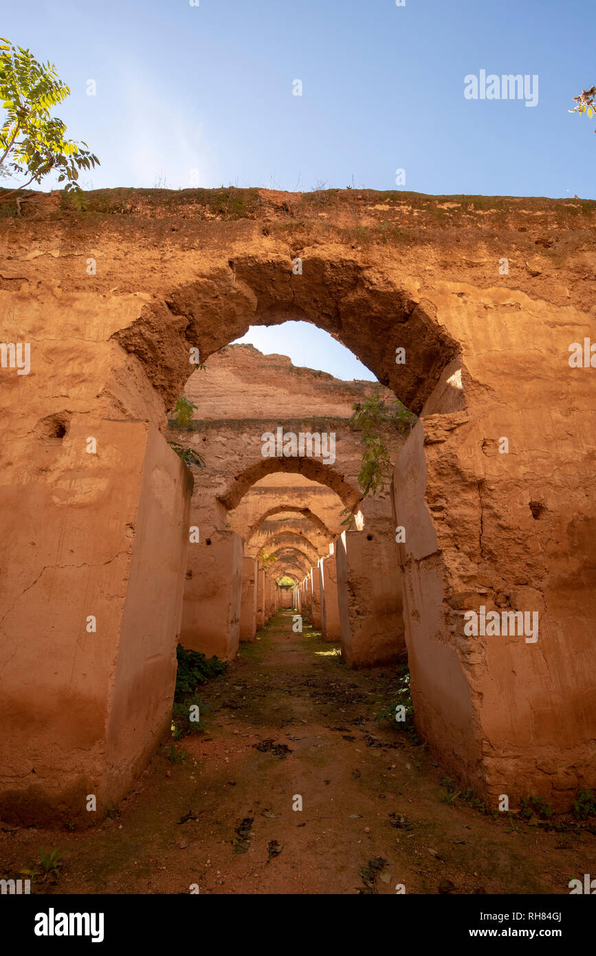 Panorama di antichi archi in rovina del massiccio di scuderie reali e i granai di Moulay Ismail nella città imperiale di Meknes, Marocco Foto Stock