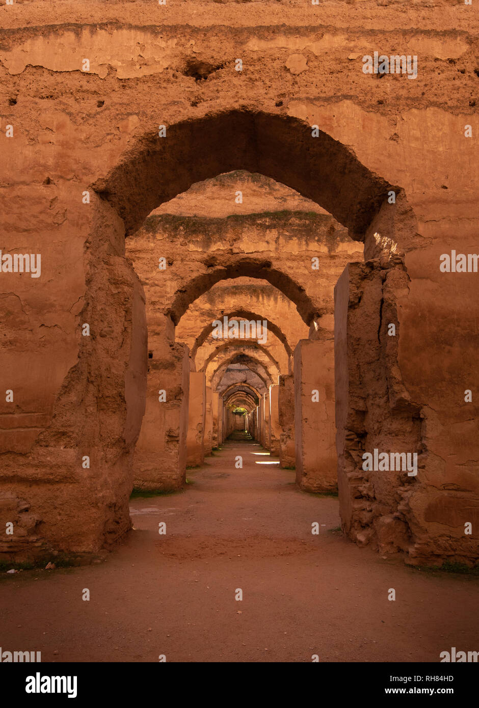 Panorama di antichi archi in rovina del massiccio di scuderie reali e i granai di Moulay Ismail nella città imperiale di Meknes, Marocco Foto Stock