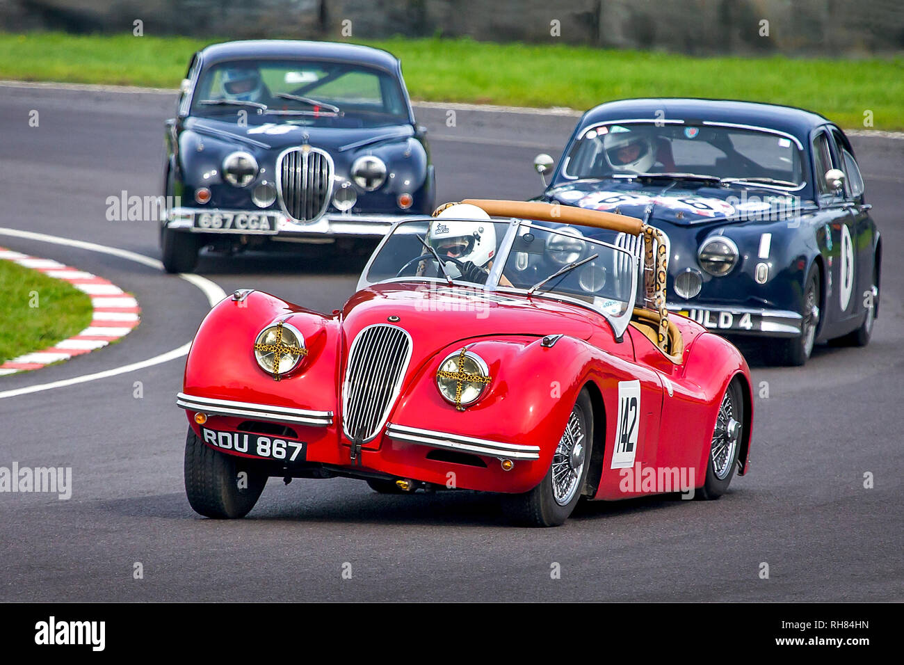 Jaguar Mark II a caccia di un rosso Jaguar XK120 al castello di pettine circuito angolo di cava. Foto Stock