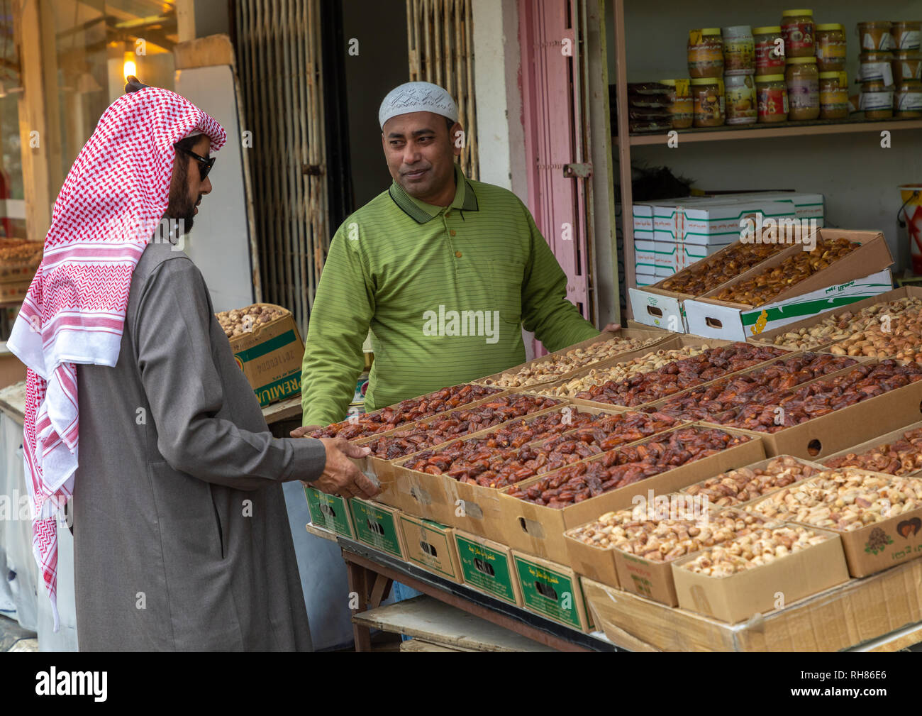 Arabia uomo le date di acquisto in un mercato, regione Al-Bahah, Al-Bahah, Arabia Saudita Foto Stock