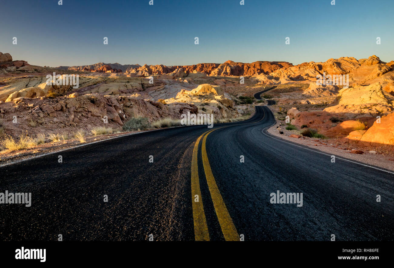 Strane strada nella Valle del Fuoco di Sunrise Foto Stock