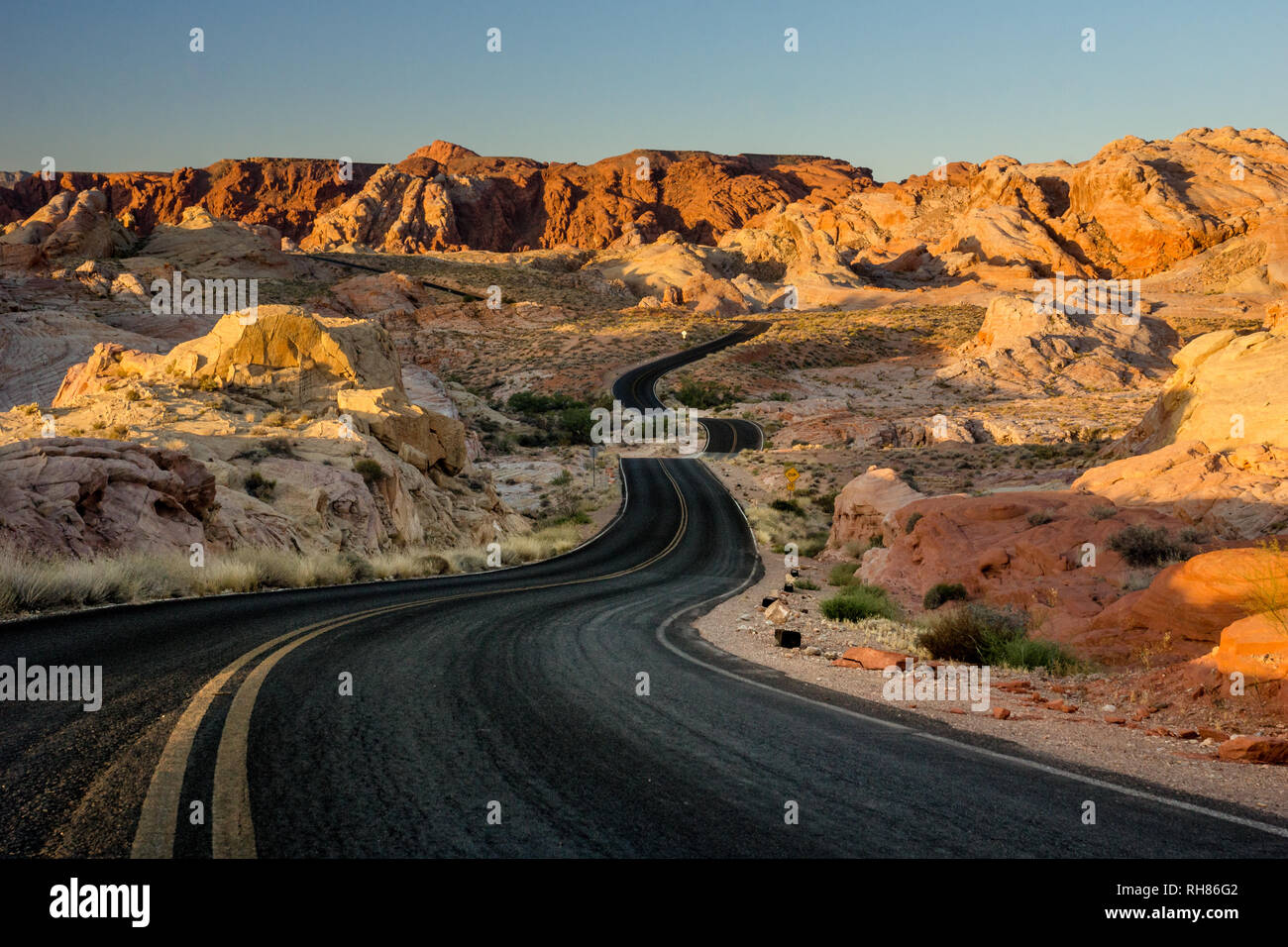 Strane strada nella Valle del Fuoco di Sunrise Foto Stock