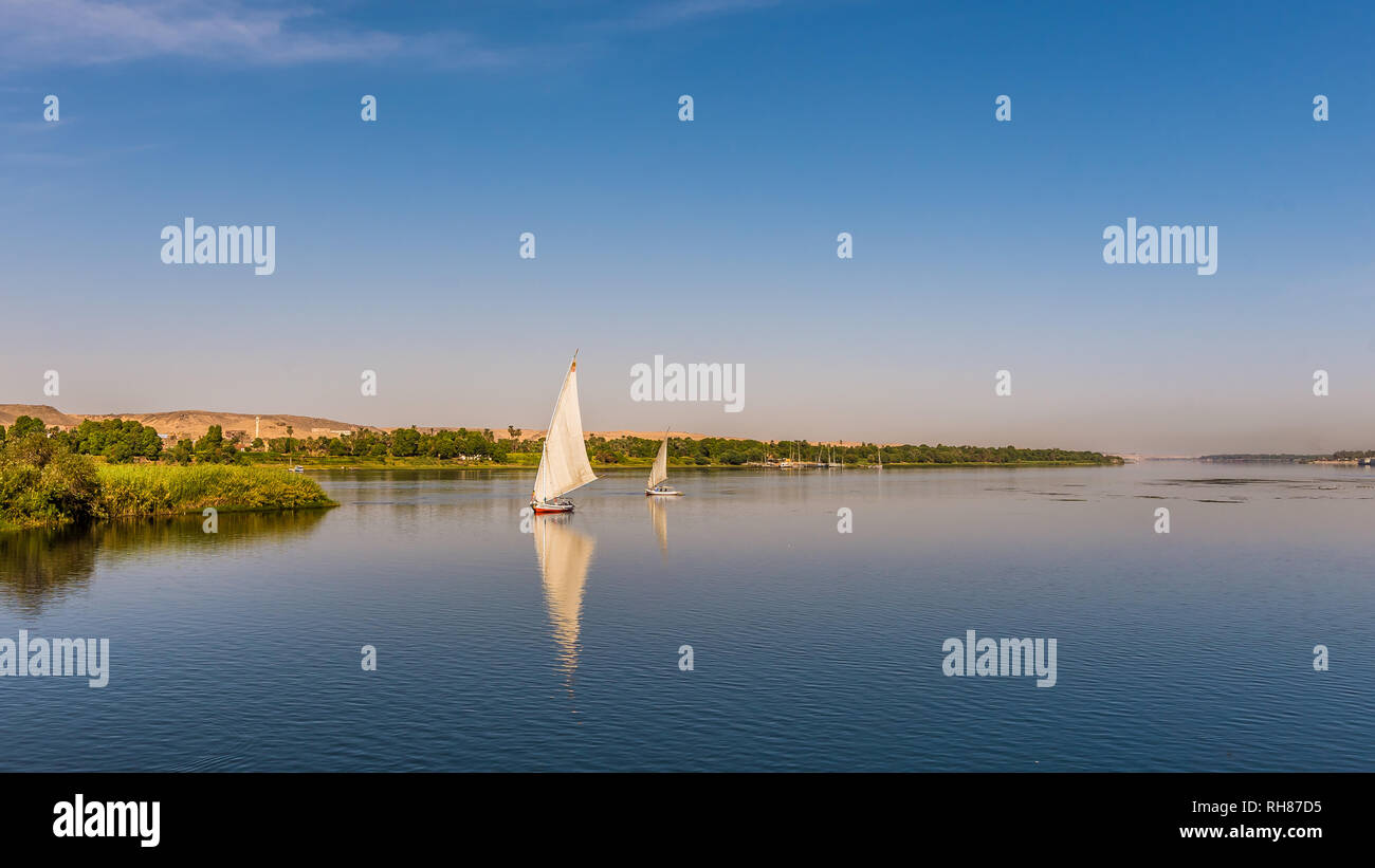 Piccolo old fashion sailingboats barca sul fiume Nilo in Egitto, 24 ottobre 2018 Foto Stock
