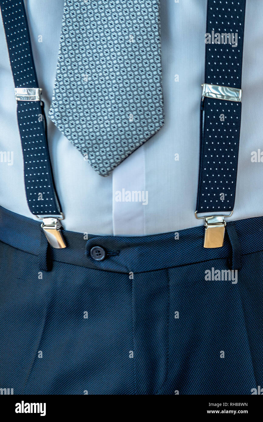 Closeup concetto di aspetto maschile di pantaloni blu con bretelle e camicia  con cravatta Foto stock - Alamy