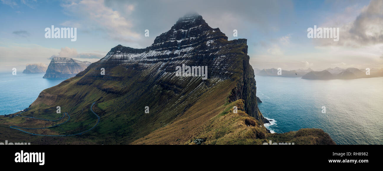 Il villaggio di Trøllanes (sulla sinistra) e i suoi dintorni. Isola di Kalsoy. Isole di Faroe Foto Stock