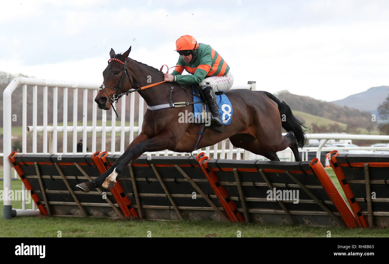 Il raffreddamento cavalcato da Robert Dunne in Cafe V Maiden Hurdle a Ludlow Racecourse. Foto Stock