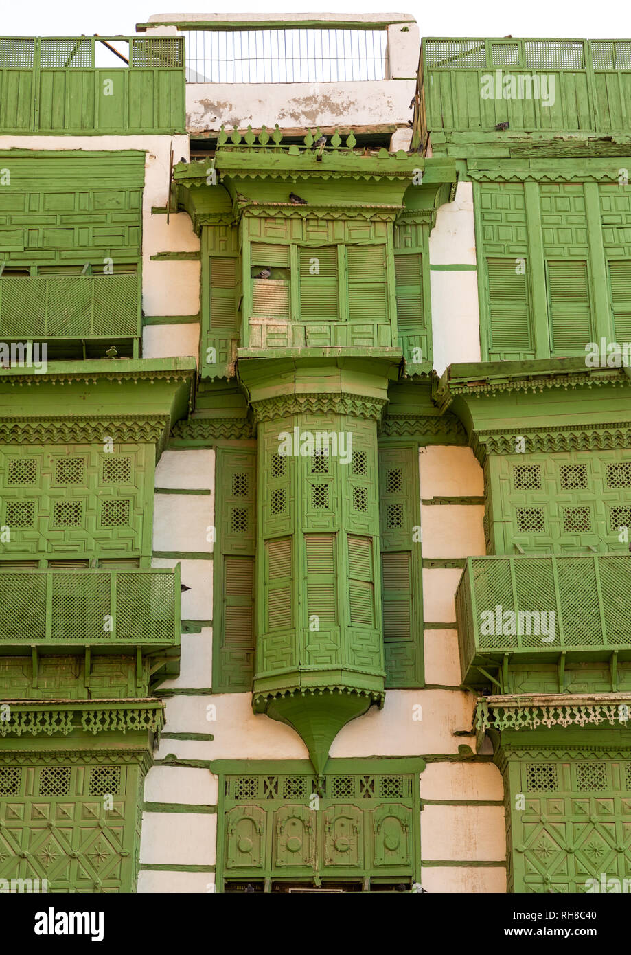 Vecchia casa con legno verde mashrabiya di al-Balad trimestre, Mecca provincia, Jeddah, Arabia Saudita Foto Stock