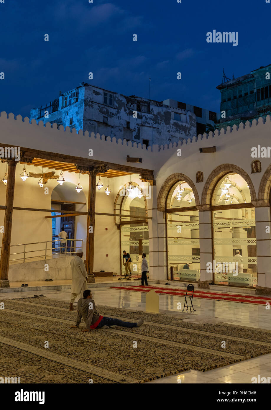 Gli uomini di pregare in al Shafi moschea, Mecca provincia, Jeddah, Arabia Saudita Foto Stock