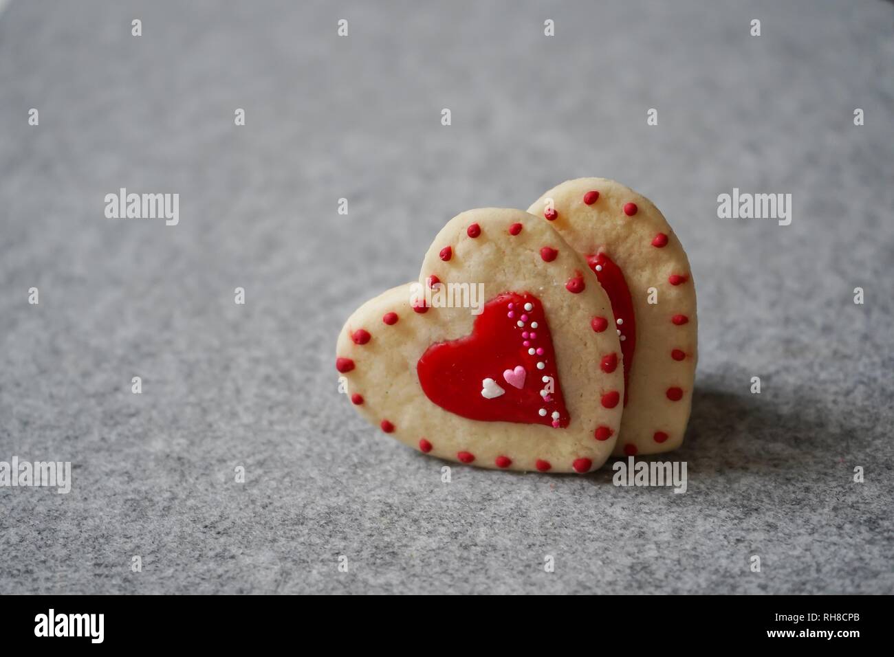 Due a forma di cuore in casa il giorno di san valentino i cookie con spazio di copia Foto Stock