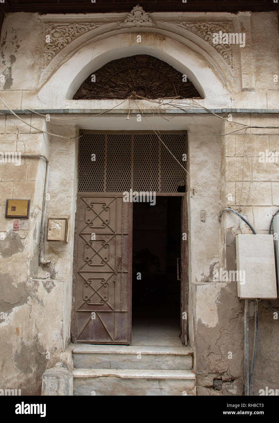 Sportello metallico di un edificio storico nel quartiere vecchio di al-Balad, Mecca provincia, Jeddah, Arabia Saudita Foto Stock