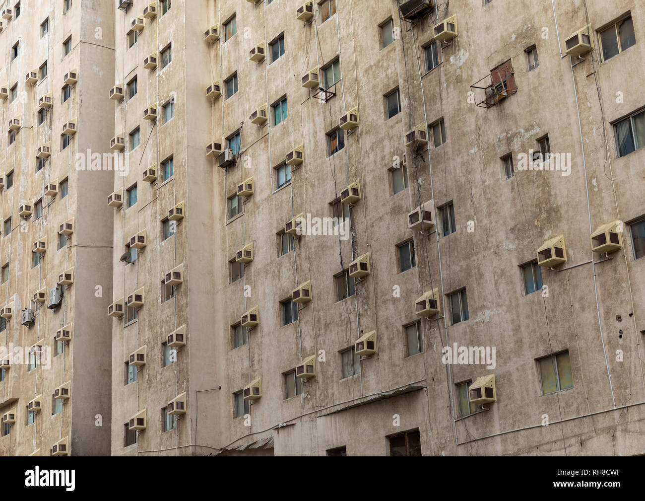 Edificio moderno con molti condizionatori d'aria, Mecca provincia, Jeddah, Arabia Saudita Foto Stock