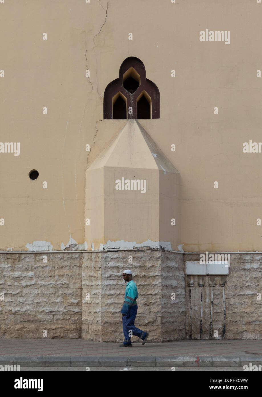 L'uomo passando davanti un retro di una moschea, Mecca provincia, Jeddah, Arabia Saudita Foto Stock
