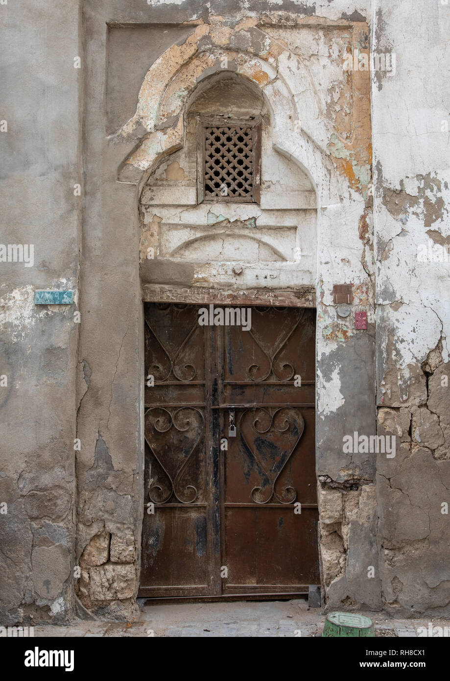 Sportello metallico di un edificio storico nel quartiere vecchio di al-Balad, Mecca provincia, Jeddah, Arabia Saudita Foto Stock