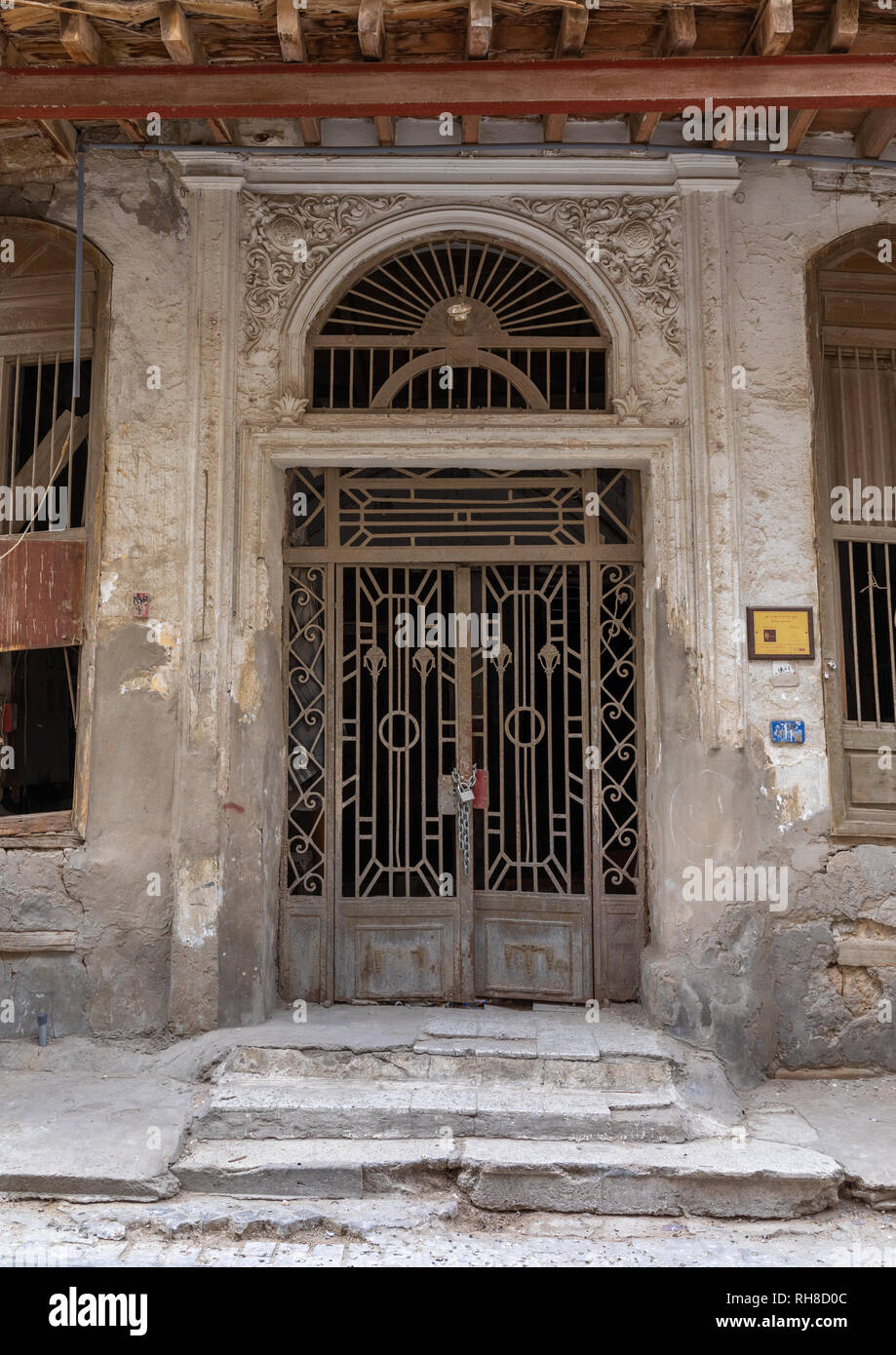 Sportello metallico di un edificio storico nel quartiere vecchio di al-Balad, Mecca provincia, Jeddah, Arabia Saudita Foto Stock