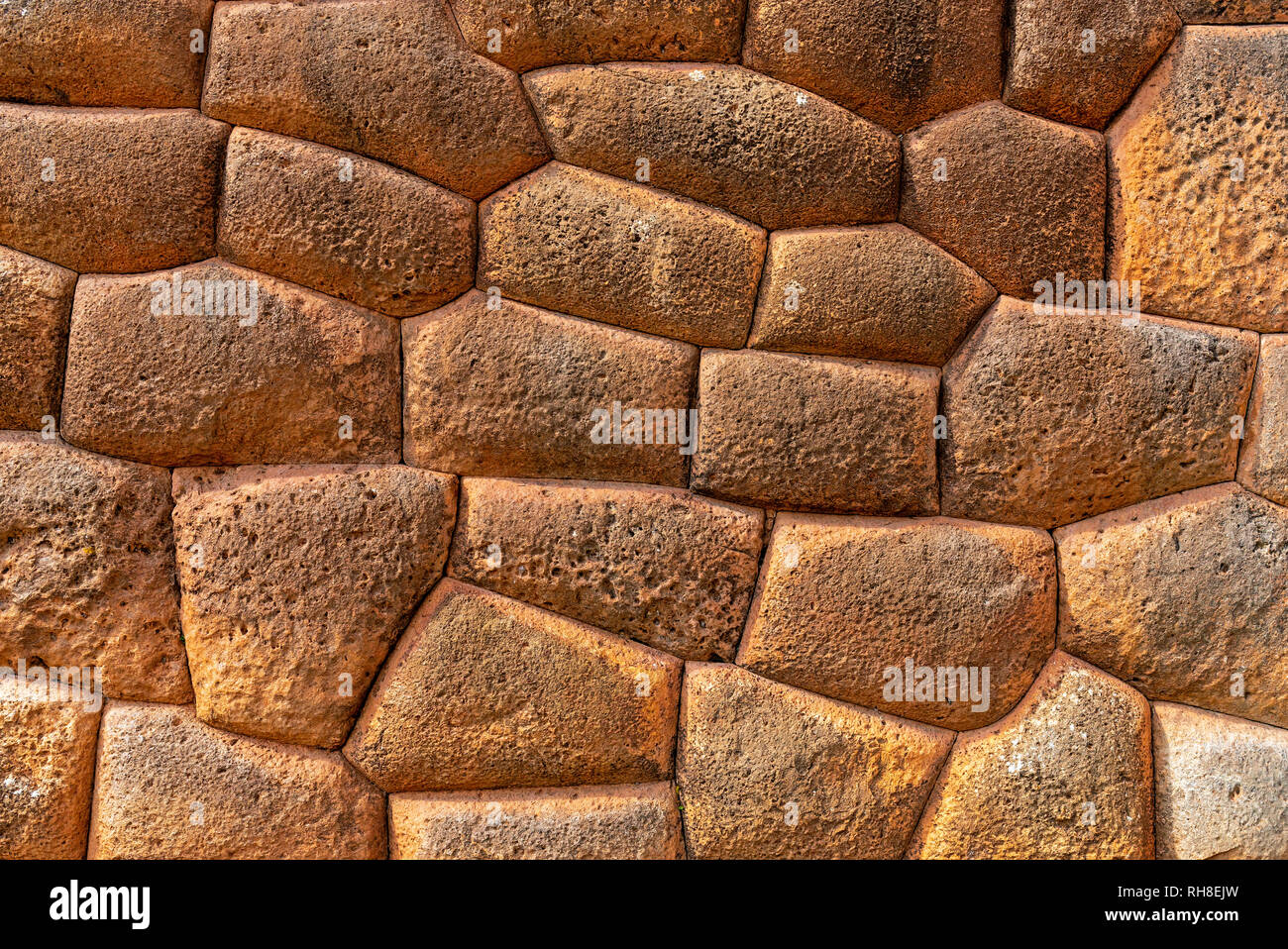 Inca architettura parete vicino fino al sito archeologico e la rovina di Chinchero nella Valle Sacra degli Inca vicino a Cusco, Perù. Foto Stock