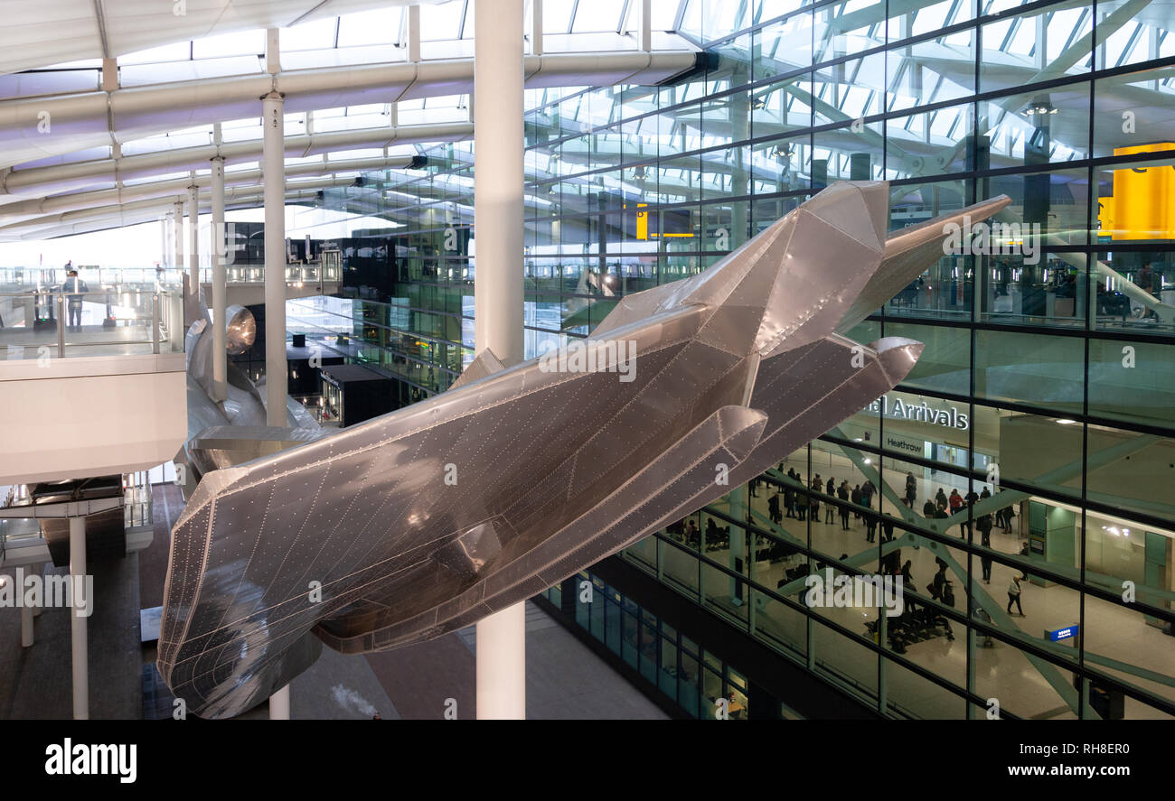Londra, Inghilterra - 24 gennaio 2019. Il livello di arrivo all'Aeroporto di Londra Heathrow di Londra Inghilterra con una scultura di piano in volo. Foto Stock