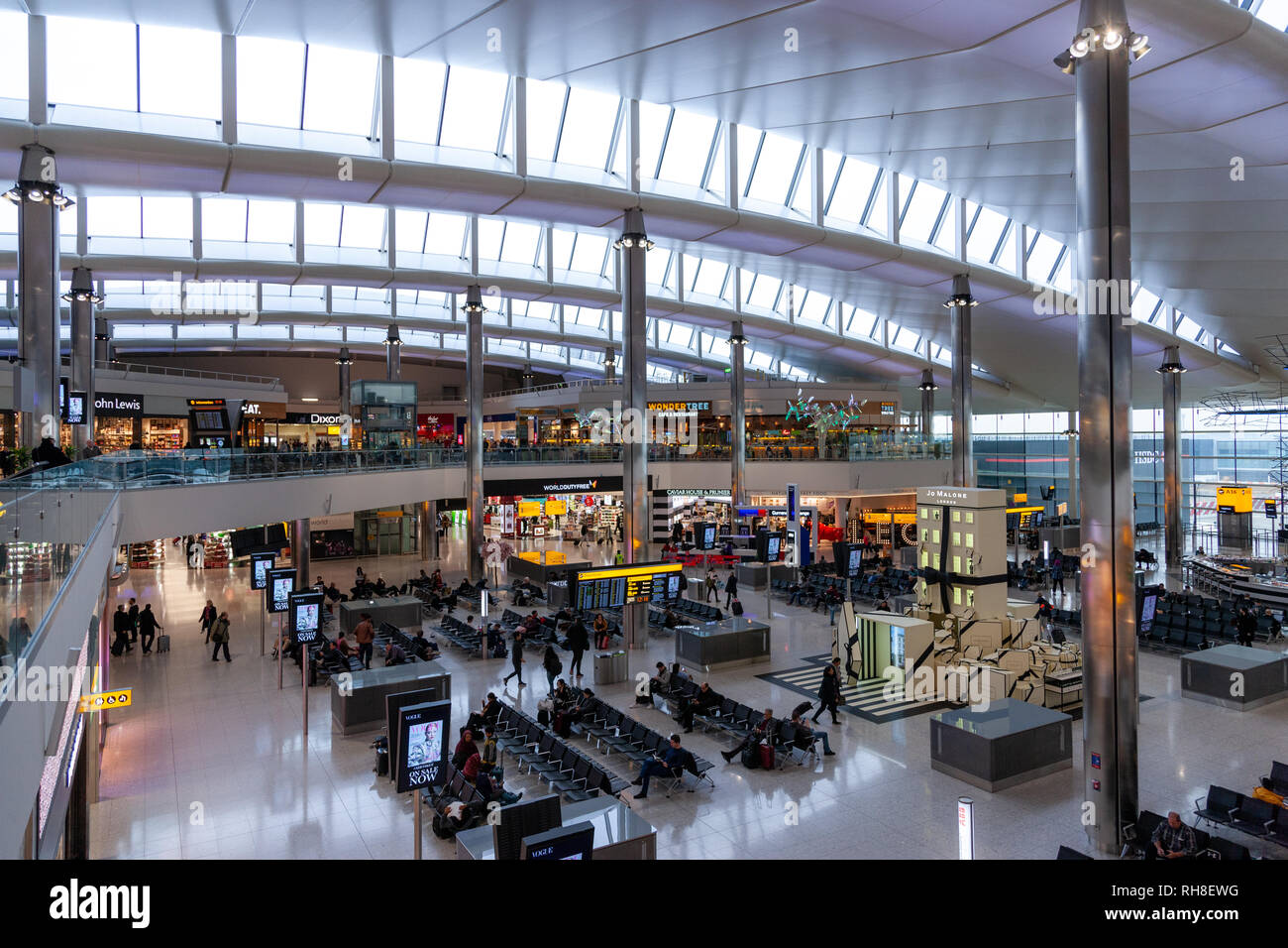 Londra, Inghilterra - 24 gennaio 2019. All'interno del livello delle partenze dell'aeroporto di Londra Heathrow. Foto Stock