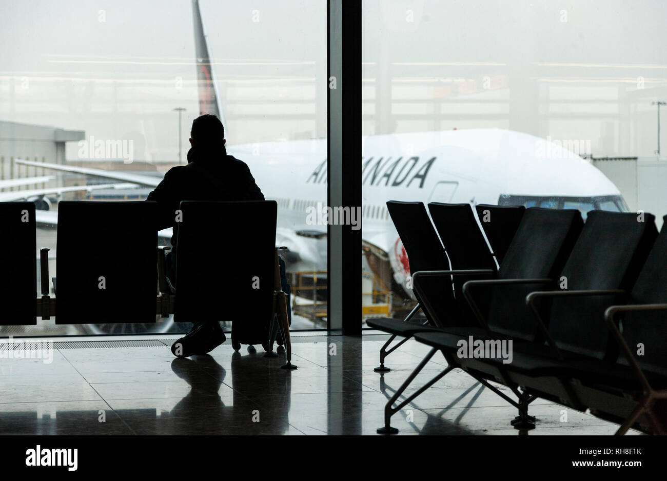 Londra, Inghilterra - 24 gennaio 2019. Un passeggero attende all'interno del livello di partenza all'Aeroporto di Londra Heathrow. Foto Stock