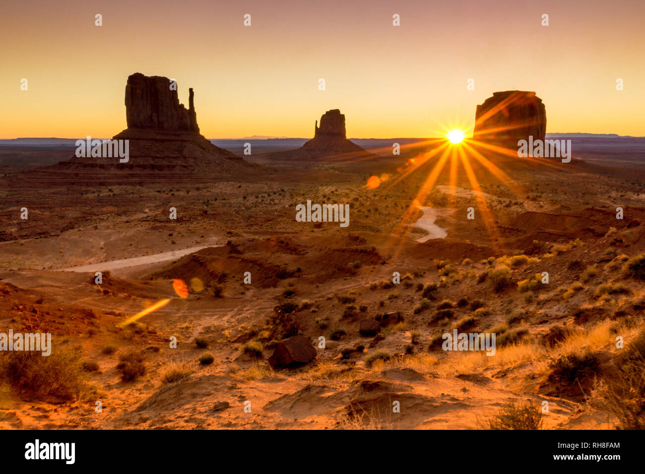 Visto un migliaio di volte, ma ancora un posto meraviglioso sole appena avviato a salire nella mitica Valle Monumento al confine di Arizona e Utah. Foto Stock