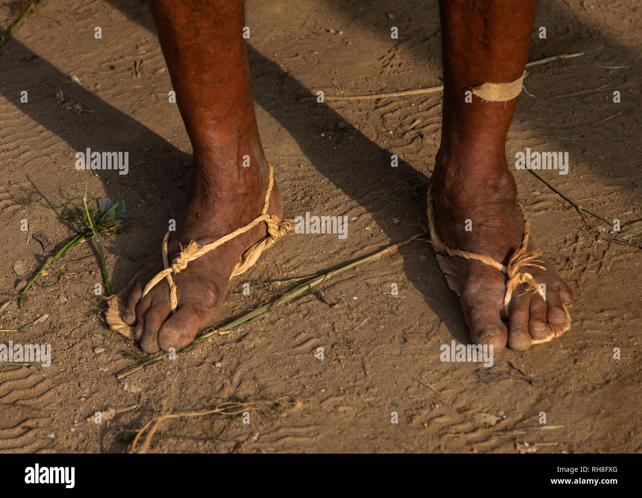 Il vecchio uomo saudita indossando scarpe tradizionali fatte di foglie di palma, Jizan Provincia, Mahlah, Arabia Saudita Foto Stock