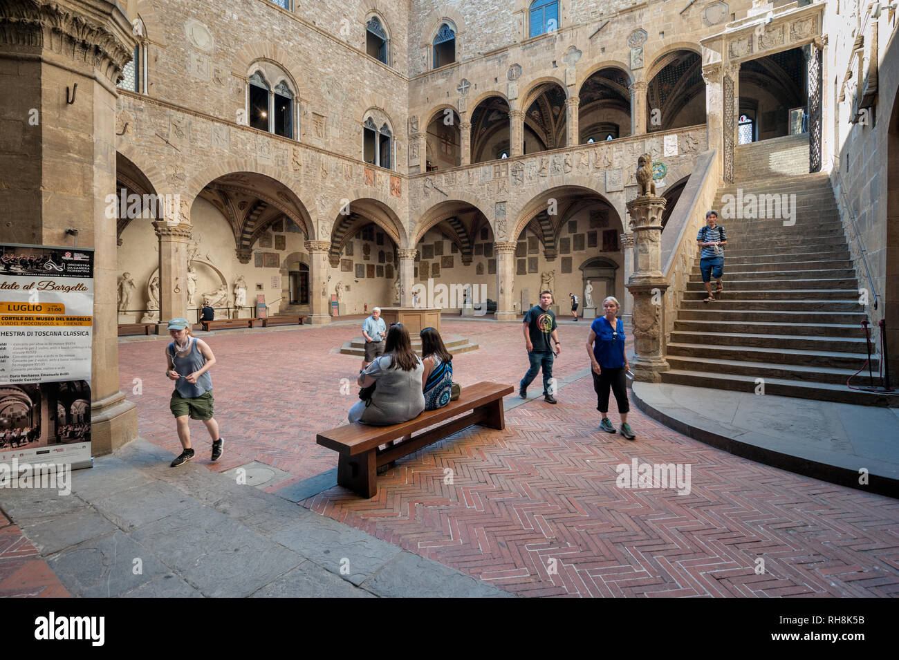 Firenze, Italia - 2018, 1 luglio: la gente passa attraverso il cortile del Bargello. Il Museo Nazionale ha la sua impostazione in uno degli edifici più antichi di Flor Foto Stock