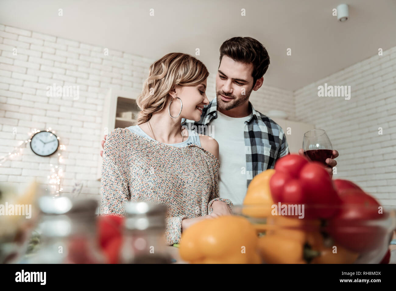 Trasmissione via IR di giovane donna graziosa con grandi orecchini e suo marito sensazione meravigliosa Foto Stock