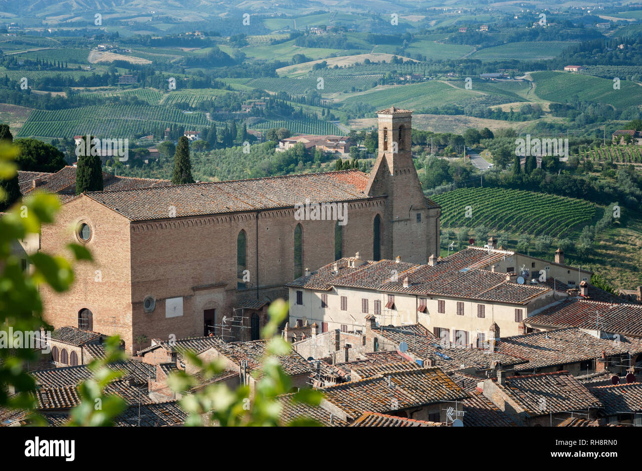 Un paesaggio toscano con la chiesa di Sant'Agostino (1280 ca.) a San Gimignano, Italia Foto Stock
