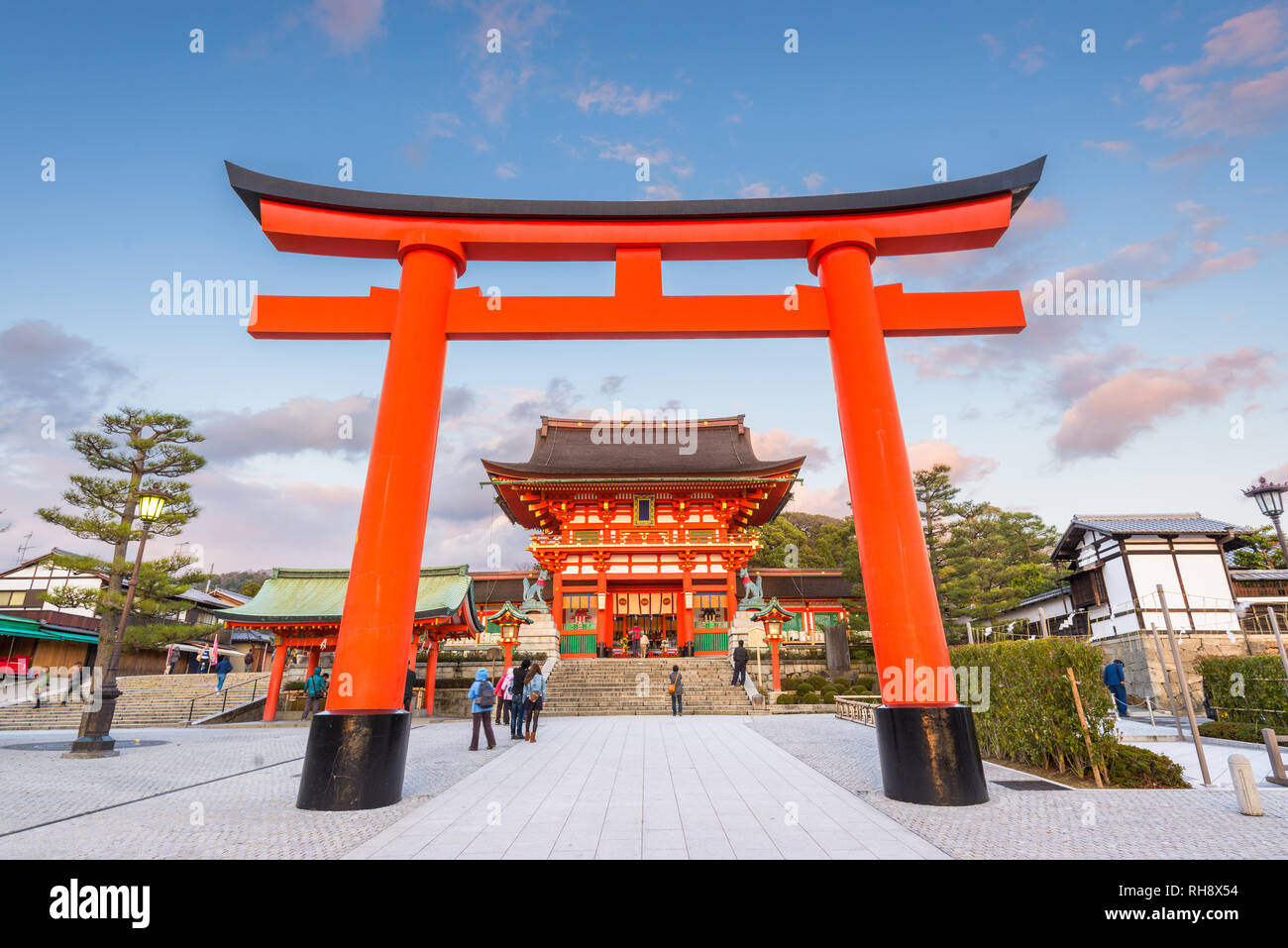 Kyoto, Giappone a Fushimi Inari Sacrario cancello principale al crepuscolo. Foto Stock