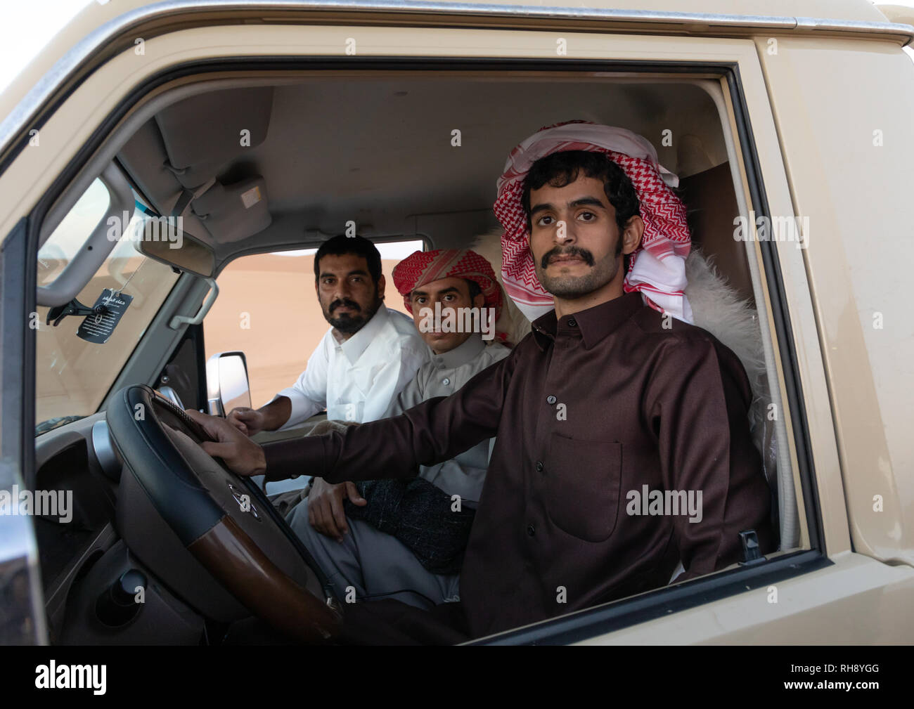 Arabia gli uomini nella loro auto Toyota, Rub Al-Khali, Khubash, Arabia Saudita Foto Stock