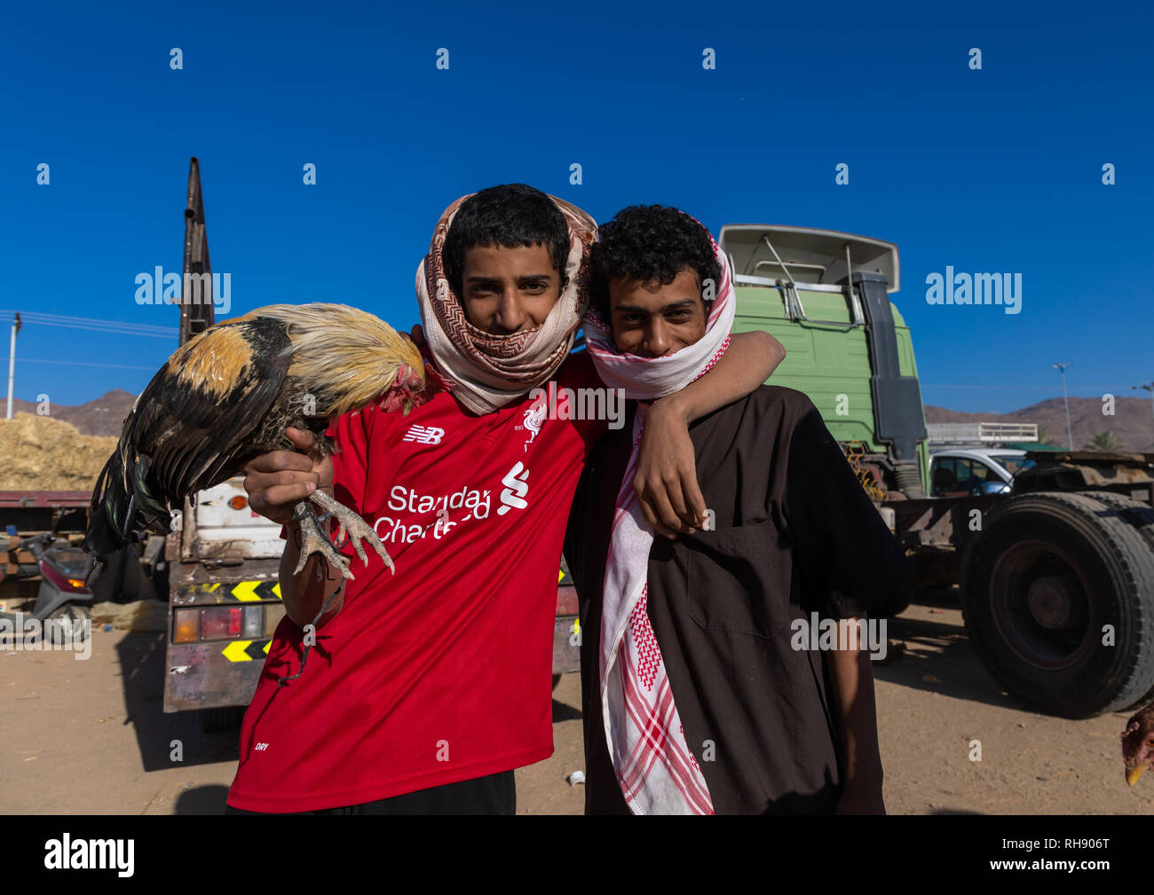 Giovani uomini in Arabia nel mercato degli uccelli, Najran provincia Najran, Arabia Saudita Foto Stock