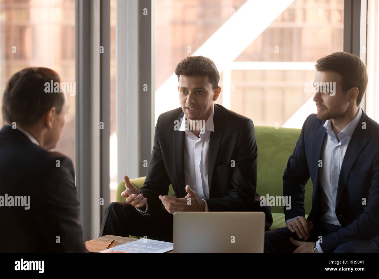 Imprenditore arabo parlando a una riunione del gruppo di client convincenti prestazioni promettenti Foto Stock